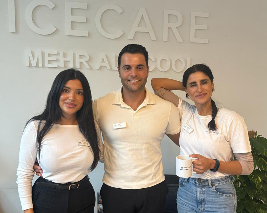 IceCare Team – Mitarbeiter begrüßen Kunden mit einem Lächeln